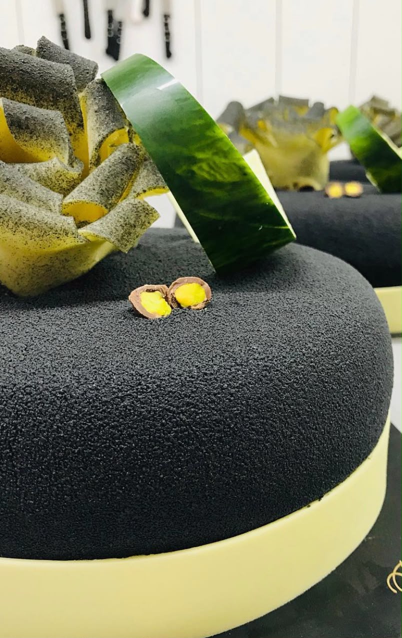 Kunstvolle Matcha-Torte bei Dr. Shot