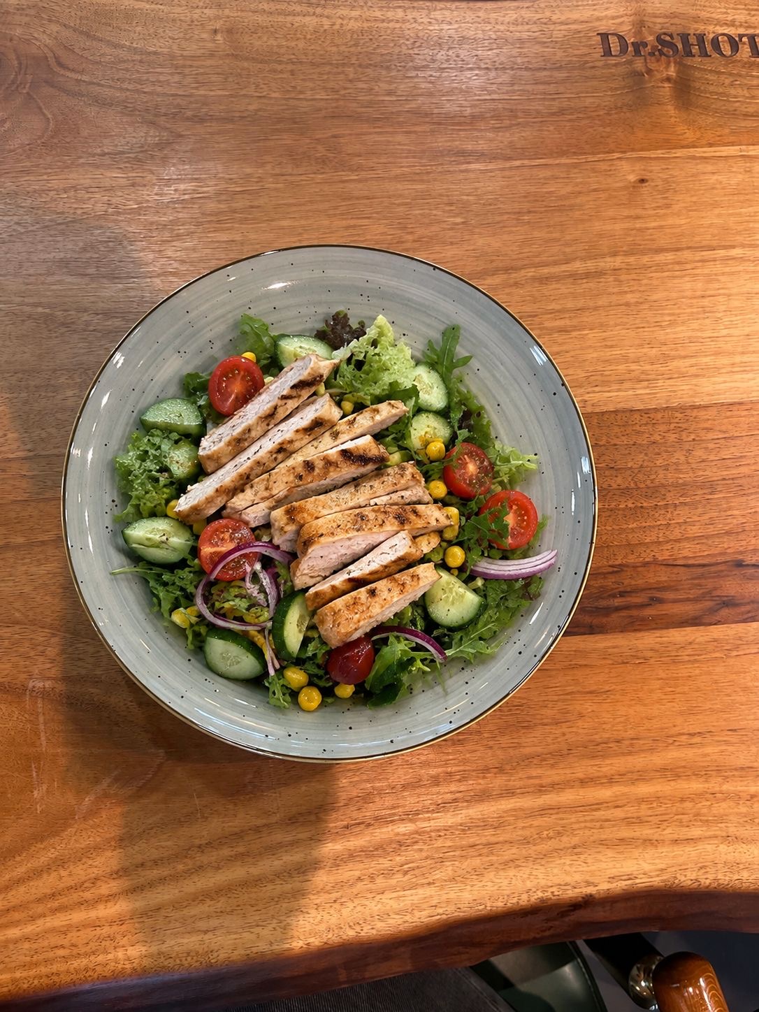 Salat mit Hähnchenbrust bei Dr. Shot