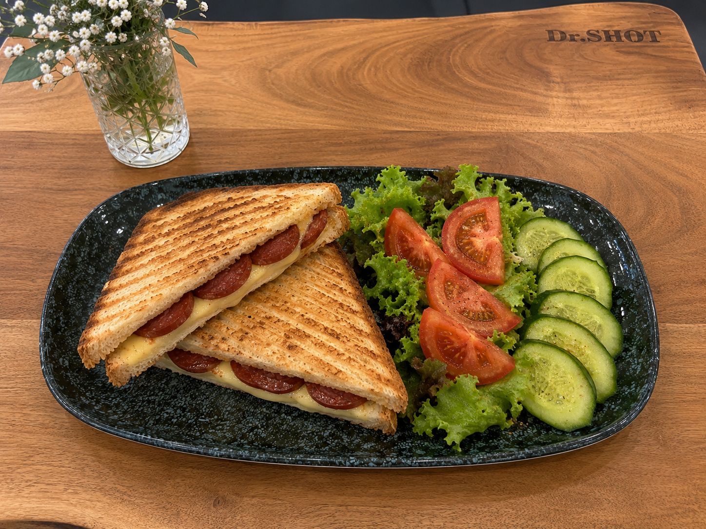 Toast mit Käse und Sucuk bei Dr. Shot